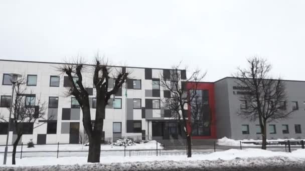 Sigulda Lotyšsko Února 2024 Moderní Školní Budova Zimě Holými Stromy — Stock video