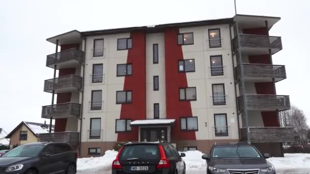Sigulda Lettland Februar 2024 Mehrstöckiges Wohnhaus Mit Balkonen Geparkten Autos — Stockvideo