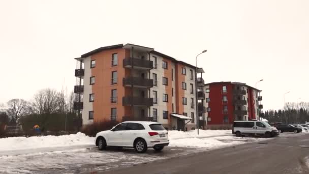 Sigulda Lettland Februari 2024 Bostadsbyggnader Med Balkonger Vintern Bilar Parkerade — Stockvideo