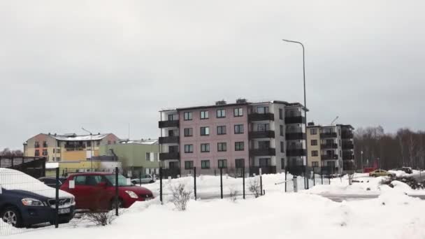 Sigulda Letonya Şubat 2024 Park Etmiş Arabaları Zeminde Kar Olan — Stok video