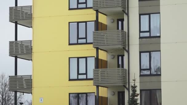 拉脱维亚Sigulda 2024年2月13日 一座带有阳台和大窗户的现代黄色公寓楼的一部分 — 图库视频影像