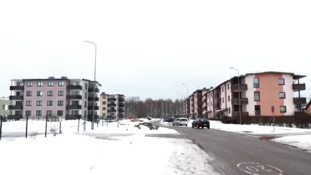 Sigulda Lettland Februari 2024 Moderna Flerfamiljshus Bostadsområde Med Parkerade Bilar — Stockvideo