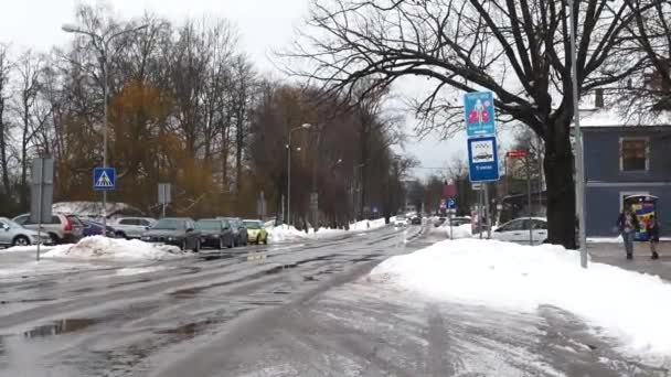 Sigulda Lettland Februari 2024 Snöig Stadsväg Med Fordon Smältande Snö — Stockvideo