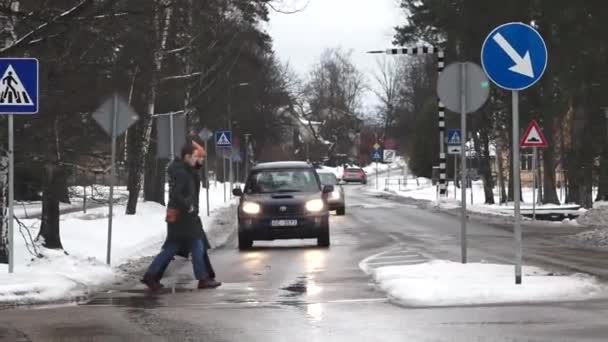 Sigulda Letland Februari 2024 Natte Straat Met Een Voetganger Auto — Stockvideo