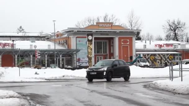 Sigulda Lettland Februar 2024 Eine Verschneite Straße Vor Einem Gebäude — Stockvideo