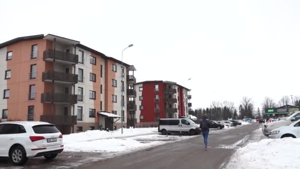 Sigulda Letonya Şubat 2024 Modern Apartmanların Olduğu Karlı Bir Şehir — Stok video