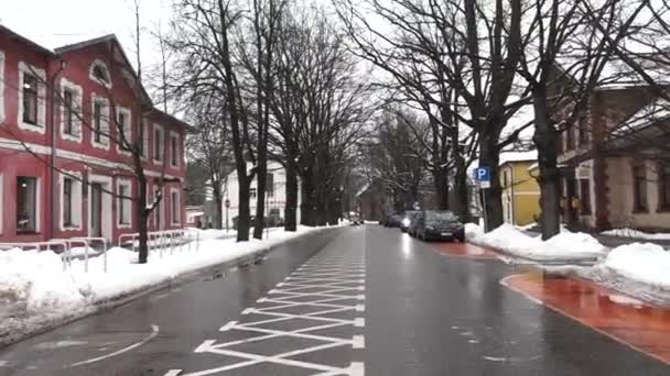 Sigulda Letônia Fevereiro 2024 Uma Vista Rua Com Edifício Vermelho — Vídeo de Stock