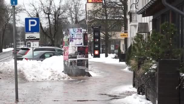 Sigulda Λετονία Φεβρουαρίου 2024 Ένα Πεζοδρόμιο Πινακίδα Στάθμευσης Κολώνα Αφίσας — Αρχείο Βίντεο