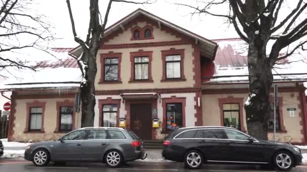 Sigulda Lotyšsko Února 2024 Tradiční Budova Červenou Střechou Zaparkovanými Auty — Stock video