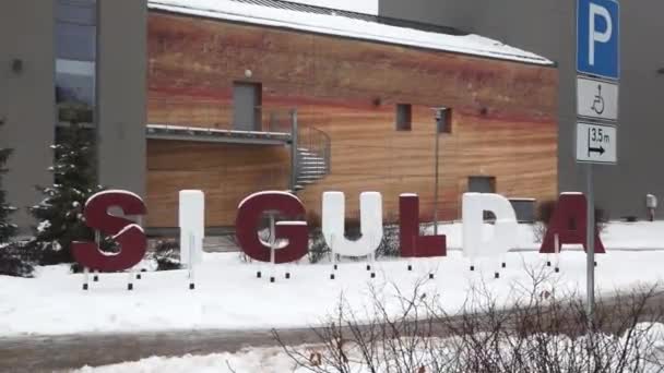Sigulda Letland Februari 2024 Grote Zelfstandige Letters Met Spelling Sigulda — Stockvideo