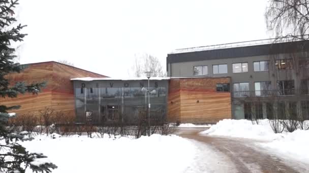 Sigulda Letonya Şubat 2024 Geniş Cam Pencereli Karlı Bir Yolda — Stok video