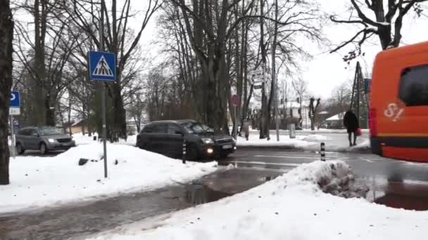 Sigulda Letonya Şubat 2024 Bir Turuncu Okul Otobüsü Yağmurlu Bir — Stok video