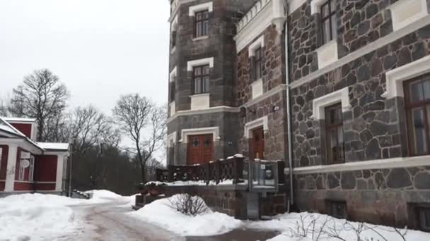 西古尔达 拉脱维亚 2024年2月13日 一座石制建筑 有木门 地面积雪 背景为光秃秃的树木 — 图库视频影像