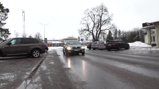 Sigulda Letonya Şubat 2024 Arabalar Islak Bir Yolda Kenarlarında Kar — Stok video