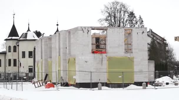 Sigulda Łotwa Lutego 2024 Plac Budowy Śniegu Budynkiem Remoncie Otoczonym — Wideo stockowe