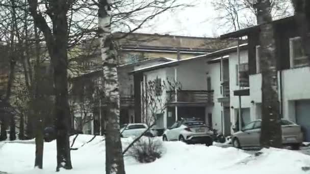 Sigulda Latvia February 2024 Drive District Private Houses 汽车停在一幢高楼附近 周围有雪 — 图库视频影像