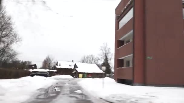 Sigulda Λετονία Φεβρουαρίου 2024 Αυτοκίνητο Οδηγεί Παρελθόν Ένα Καφέ Πολυώροφο — Αρχείο Βίντεο
