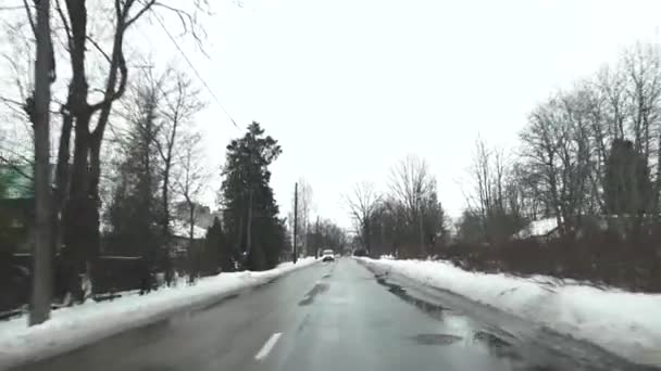 Sigulda Letônia Fevereiro 2024 Uma Estrada Molhada Com Veículos Pilhas — Vídeo de Stock