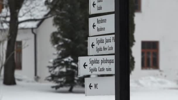 Sigulda Lettonie Février 2024 Une Série Panneaux Directionnels Dans Cadre — Video