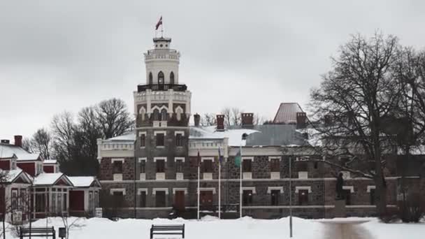 Sigulda Letônia Fevereiro 2024 Castelo Com Uma Torre Bandeiras Uma — Vídeo de Stock