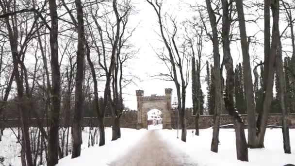 西古尔达 拉脱维亚 2024年2月13日 长满树木的雪道通向历史性石门 — 图库视频影像