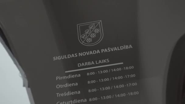 Sigulda Λετονία Φεβρουαρίου 2024 Γκρι Πινακίδα Λευκό Κείμενο Που Απαριθμεί — Αρχείο Βίντεο