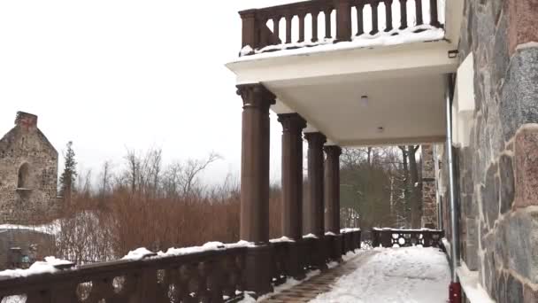 ラトビアのシグルダ 2024年2月13日 雪と古典的な柱と冬の設定で歴史的な石造りの建物 — ストック動画