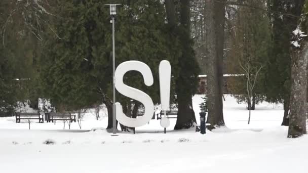 Sigulda Lettland Februari 2024 Stor Vit Bokstav Installation Snöig Park — Stockvideo
