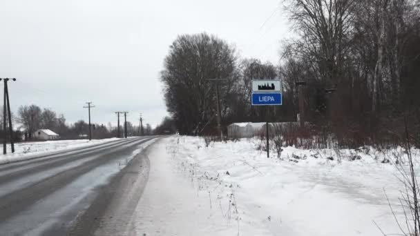 Liepa Λετονία Φεβρουαρίου 2024 Αγροτικός Χειμωνιάτικος Δρόμος Λιωμένο Χιόνι Οδική — Αρχείο Βίντεο