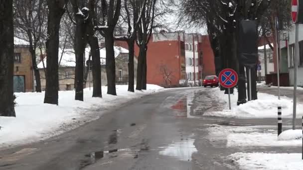 Cesis Letônia Fevereiro 2024 Rua Coberta Neve Com Superfície Úmida — Vídeo de Stock
