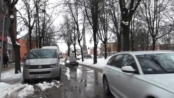 Cesis Łotwa Lutego 2024 Mokra Droga Kałużami Zaparkowanymi Poruszającymi Się — Wideo stockowe