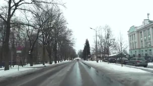 拉脱维亚塞西 2024年2月13日 温特郡的城市道路上 积雪融化 柏油湿透 街道两旁光秃秃的树木 阴云密布的天空 以及侧边的建筑物 — 图库视频影像