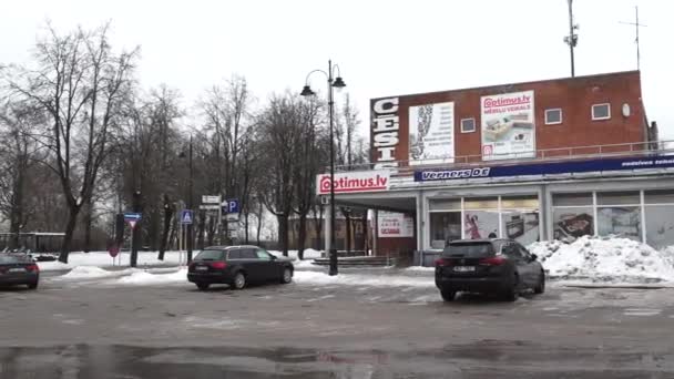 Cesis Letland Februari 2024 Winter Urban Scene Met Een Straathoek — Stockvideo