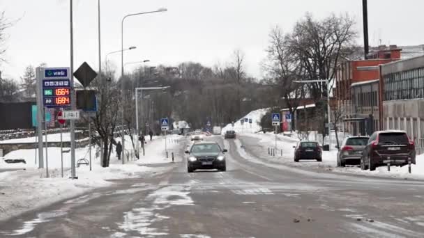 Цесис Латвия Февраля 2024 Года Зимняя Уличная Сцена Автомобилями Табличкой — стоковое видео