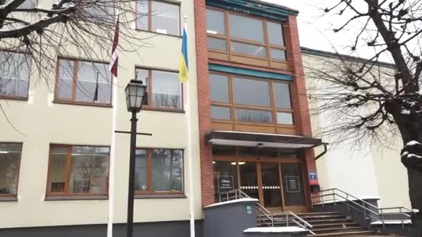 拉脱维亚塞西 2024年2月13日 在雪天建造带有 Cesu Novada Pasvaldiba 旗帜和灯柱的大楼 — 图库视频影像