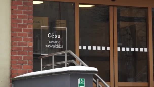 Cesis Латвія Лютого 2024 Особа Входить Будівлі Знаком Сезон Пасвальдіба — стокове відео