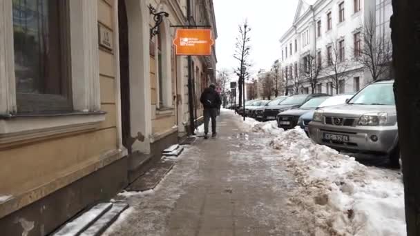 Cesis Letland Februari 2024 Bobbie Stoep Met Geparkeerde Auto Voetgangers — Stockvideo