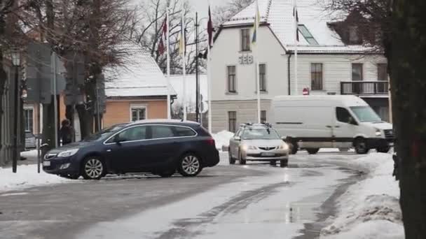 Cesis Letonya Şubat 2024 Arabalar Binalar Bayraklarla Dolu Kış Sokak — Stok video
