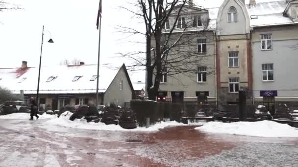 セシス ラトビア 2024年2月13日 歴史的な建物 裸の木 大きな窓のあるビストロと雪のストリートシーン — ストック動画