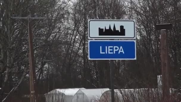 Liepa Letônia Fevereiro 2024 Close Sinal Beira Estrada Com Liepa — Vídeo de Stock
