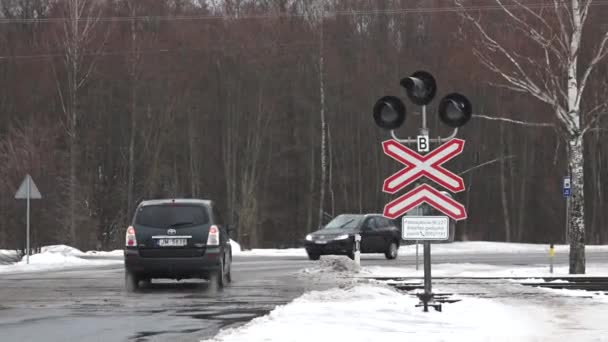 Liepa Lettland Februar 2024 Bahnübergang Mit Signalbeleuchtung Warnschild Schmelzendem Schnee — Stockvideo