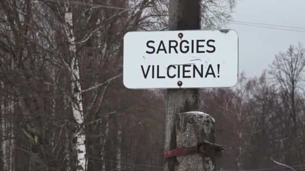 Liepa Lettország 2024 Február Vasúti Figyelmeztető Tábla Sargies Vilciena Vagyis — Stock videók