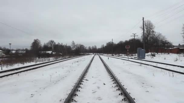 Yağmurdan Dolayı Buz Tabakasıyla Kaplı Bir Tren Yolu Arka Planda — Stok video