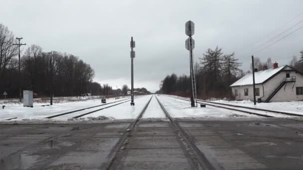 拉脱维亚丽帕 2024年2月13日 铁路横贯 轨道通达远方 两侧灯火通明 右侧有一座小楼 — 图库视频影像