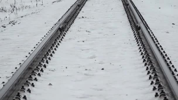Ein Bahngleis Das Durch Regen Mit Einer Eisschicht Bedeckt Ist — Stockvideo