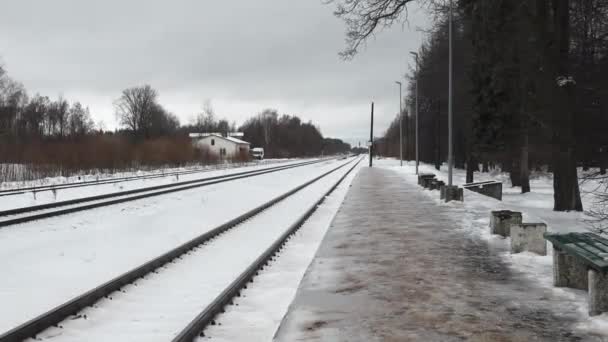 Liepa Λετονία Φεβρουαρίου 2024 Μια Έρημη Πλατφόρμα Τρένου Χειμώνα Πολλαπλές — Αρχείο Βίντεο