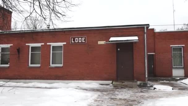 Liepa Λετονία Φεβρουαρίου 2024 Ένα Κτίριο Από Τούβλα Πινακίδα Που — Αρχείο Βίντεο