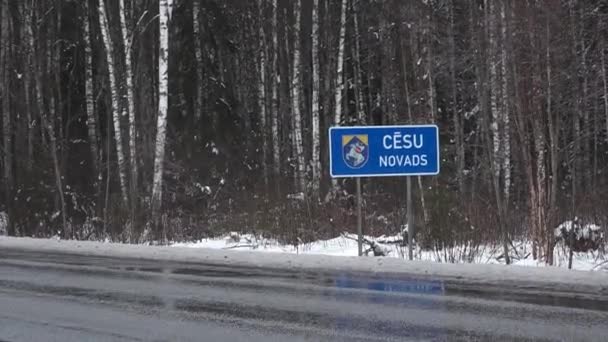 拉脱维亚罗德岛 2024年2月13日 一个标有 Cesu Novads 字样的蓝色位置标志和一个标志进入拉脱维亚Cesis区的纹章 背景为桦树 — 图库视频影像