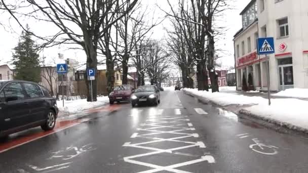 Sigulda Lettország 2024 Február Utcai Kilátás Autókkal Gyalogos Átkelőhelyekkel Parkolótáblával — Stock videók