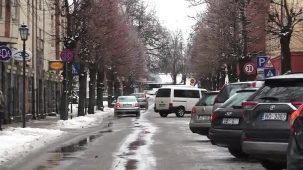 Cesis Латвія Лютого 2024 Року Зайнята Міська Вулиця Взимку Припаркованими — стокове відео